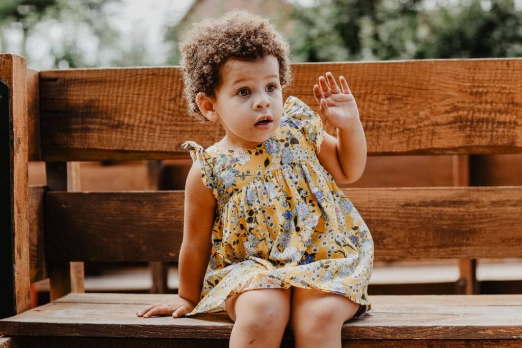 Dziecko na ławce ogrodowej