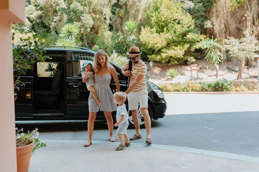 Rodzina wysiadająca z busa