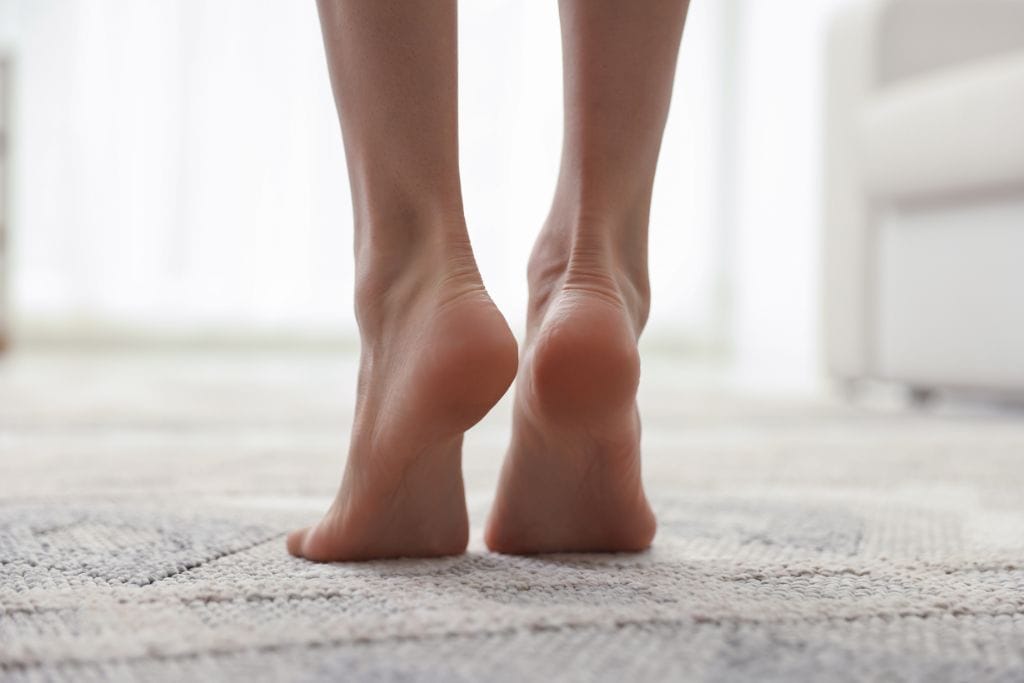 chodzenie-boso-po-dywanie Stopy na wykładzinie