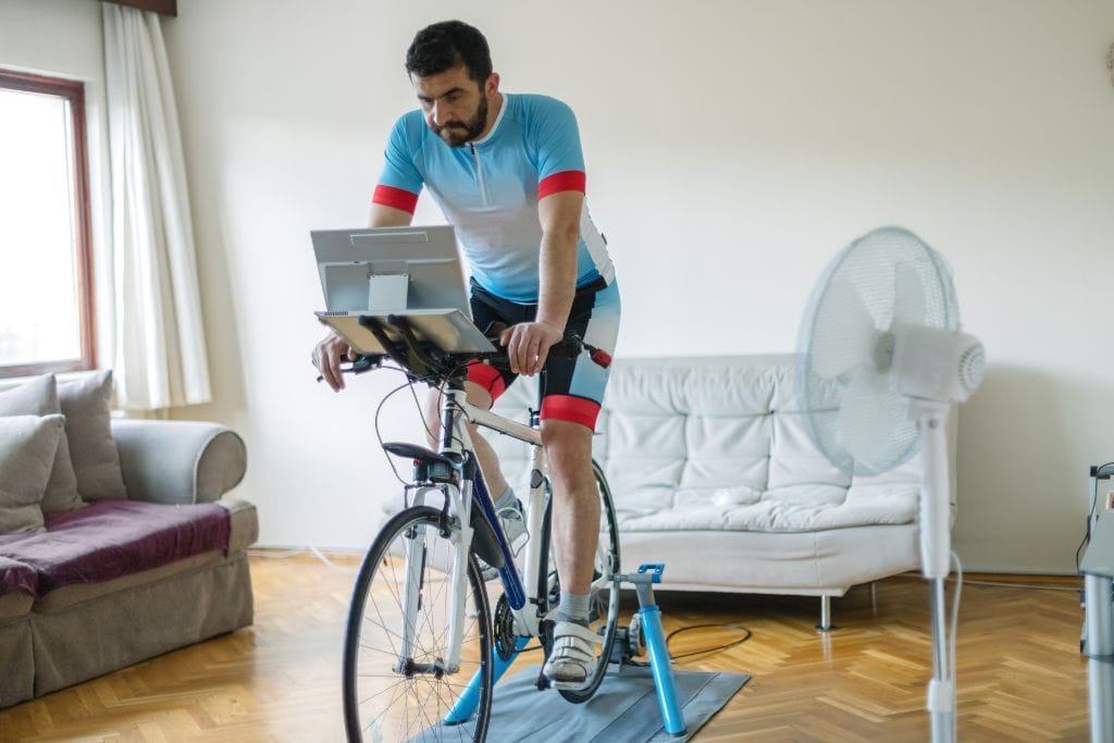 Trening na rowerze w środku